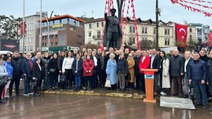 CHP’liler 23 Nisan’ı Atatürk Meydanı’nda Kutladılar