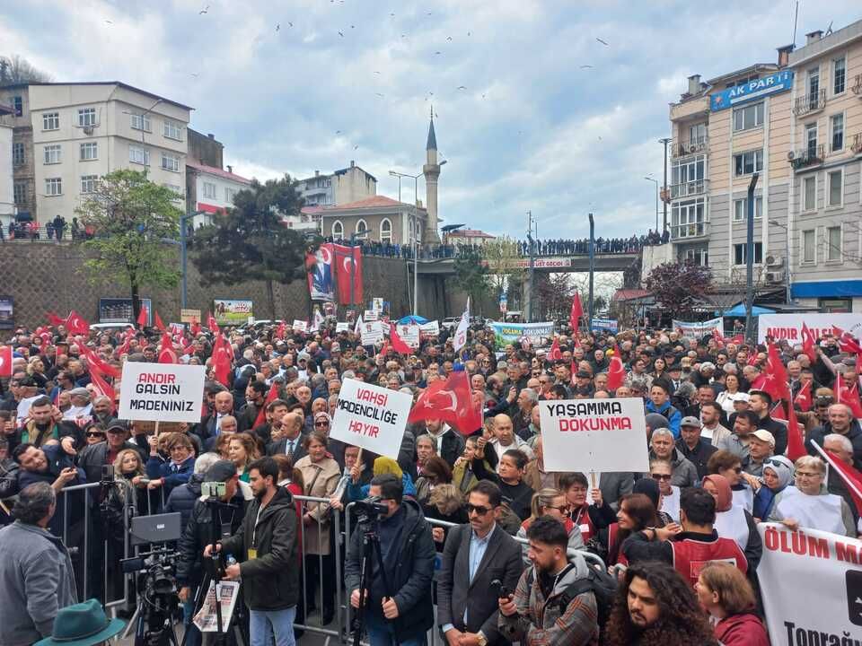 Giresun’da Doğa Nöbeti Başladı: Tirebolu Meydanı’ndan Maden Devlerine “Geçit Yok” Muhtırası!